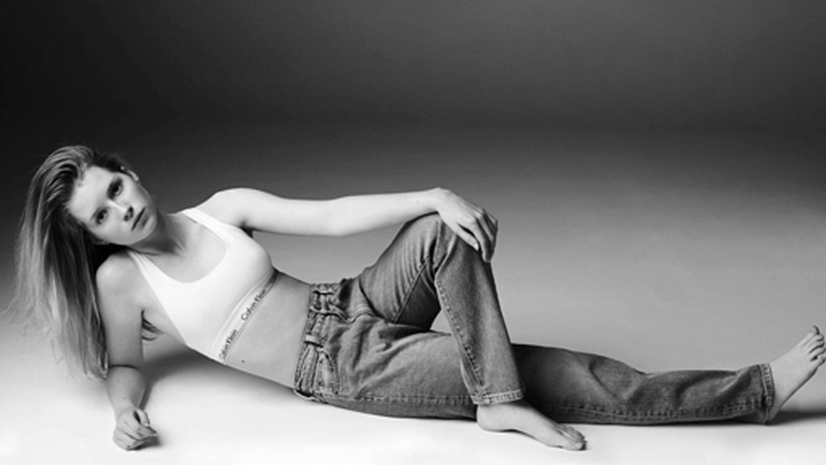 Lottie Moss modellar för Calvin Klein. 